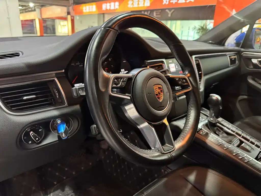 Porsche Macan 2017 — фото 12