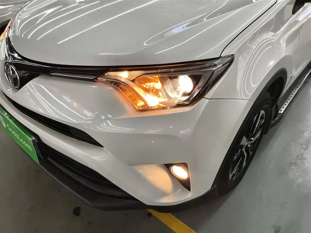 Toyota RAV4 2018 — фото 18