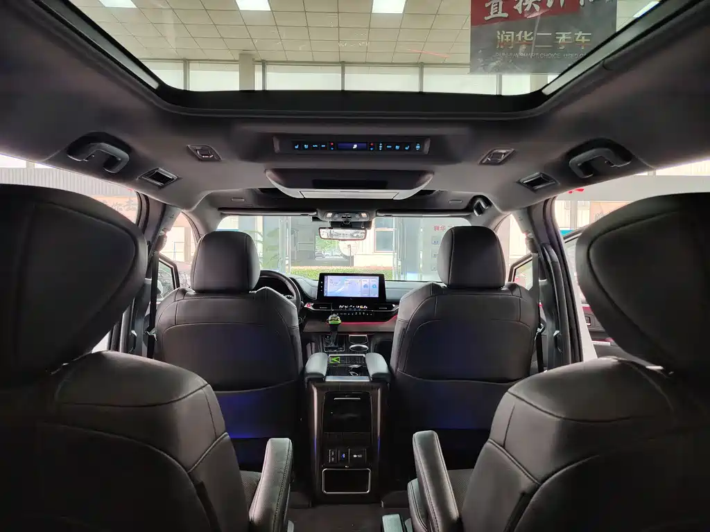 Toyota Granvia 2023 — фото 10