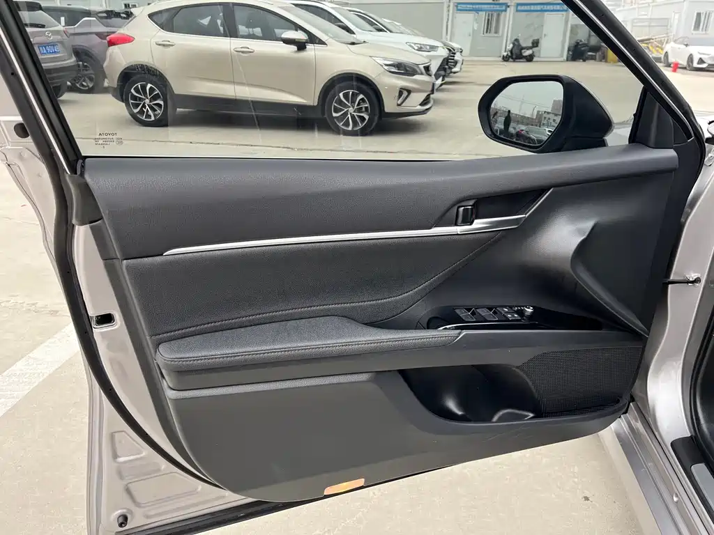 Toyota Camry 2023 — фото 16