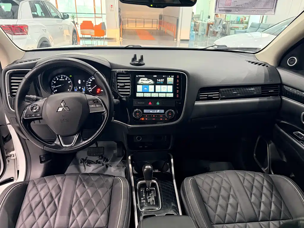 Mitsubishi Outlander 2023 — фото 12