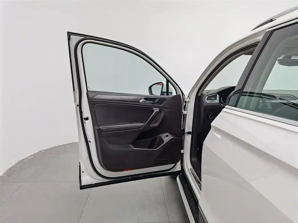 Volkswagen Tiguan L 2017 — фото 8