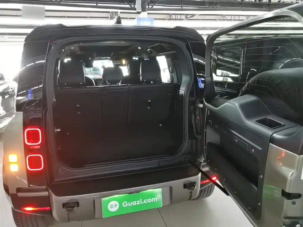 Land Rover Defender 2023 — фото 19
