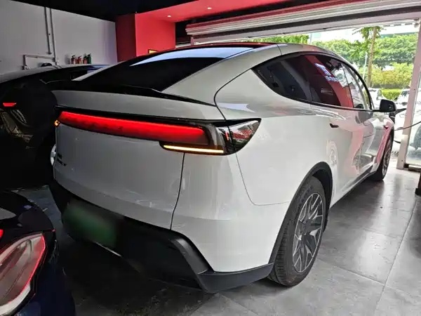 Tesla Model Y L 2026