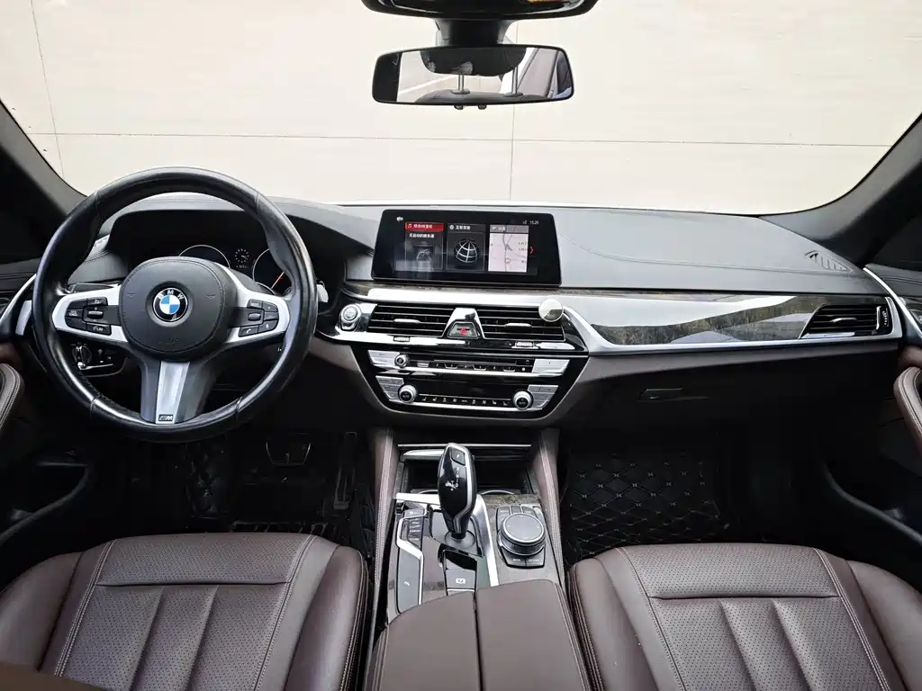 BMW 5 Series 2019 — фото 11
