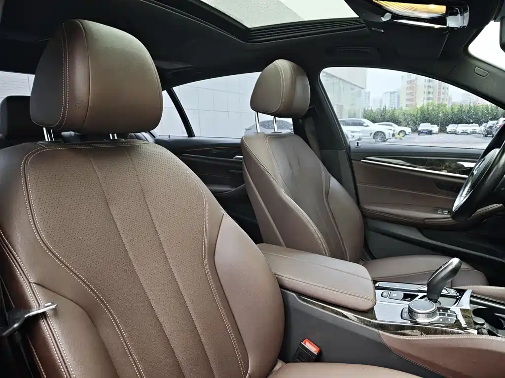 BMW 5 Series 2019 — фото 16