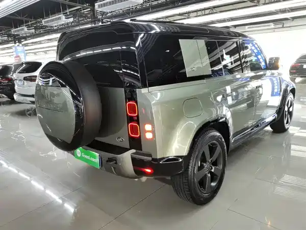 Land Rover Defender 2023