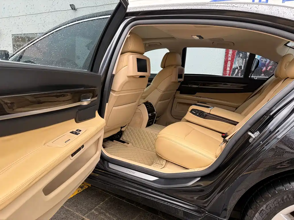 BMW 7 Series 2011 — фото 10