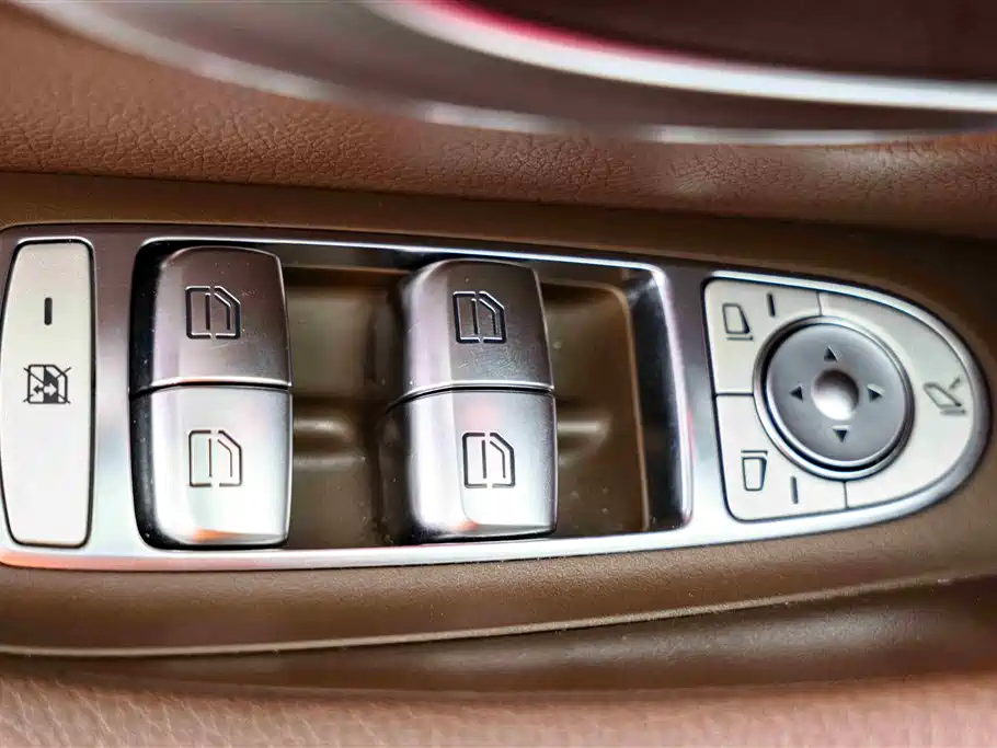 Mercedes-Benz E-Class 2023 — фото 18