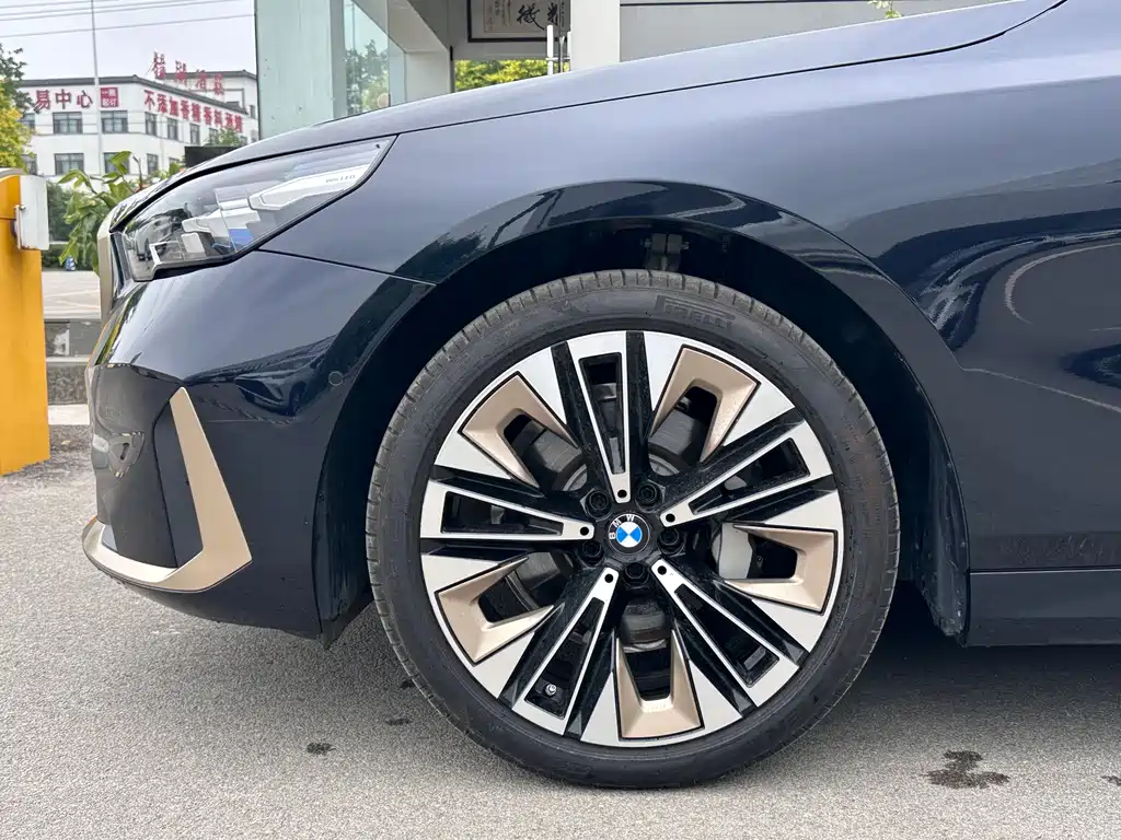 BMW 5 Series — фото 4