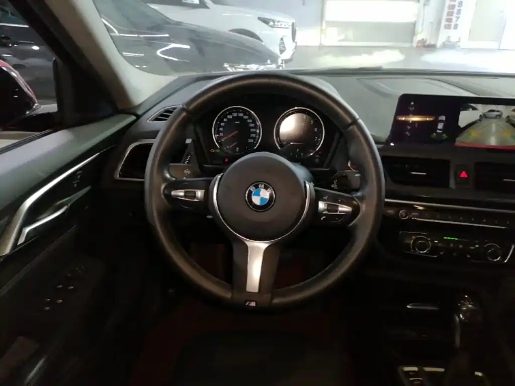 BMW 1 Series 2019 — фото 11