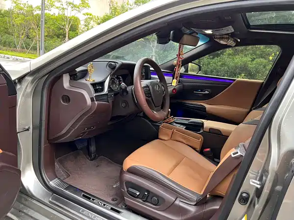 Lexus ES 2019