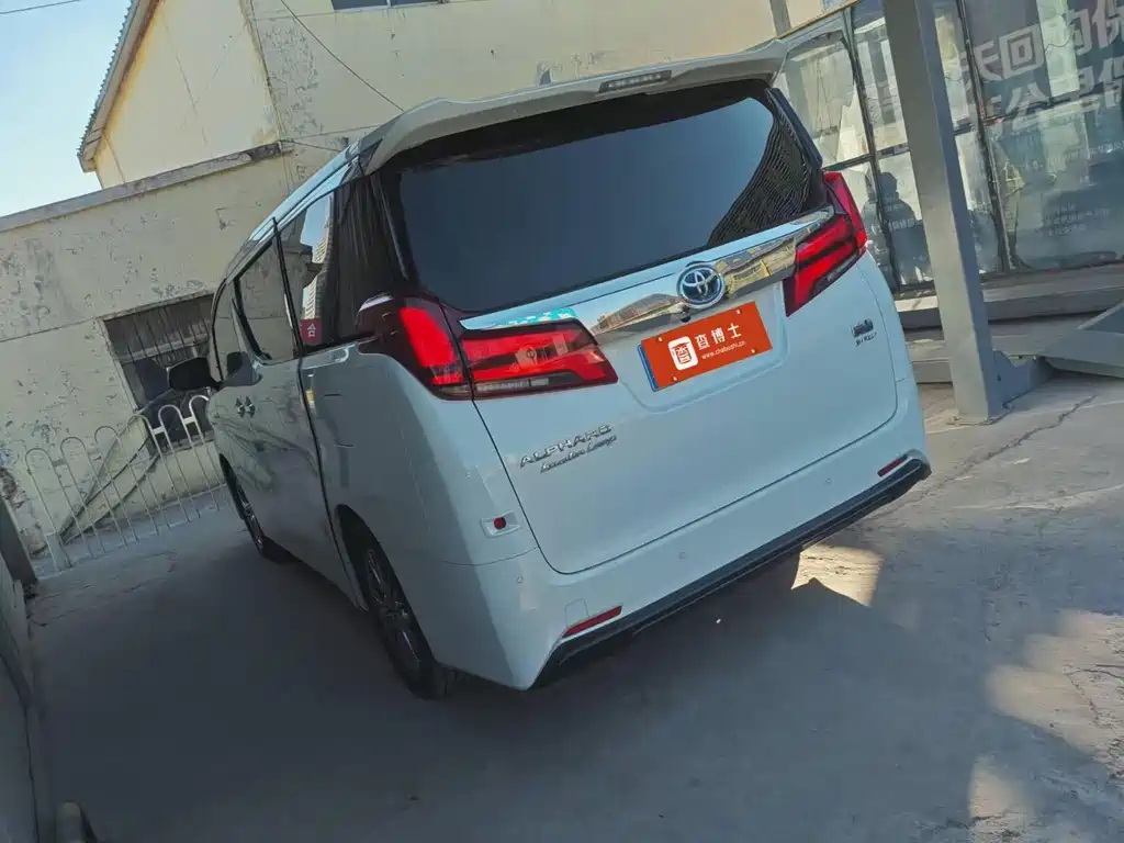 Toyota Alphard 2023 — фото 8