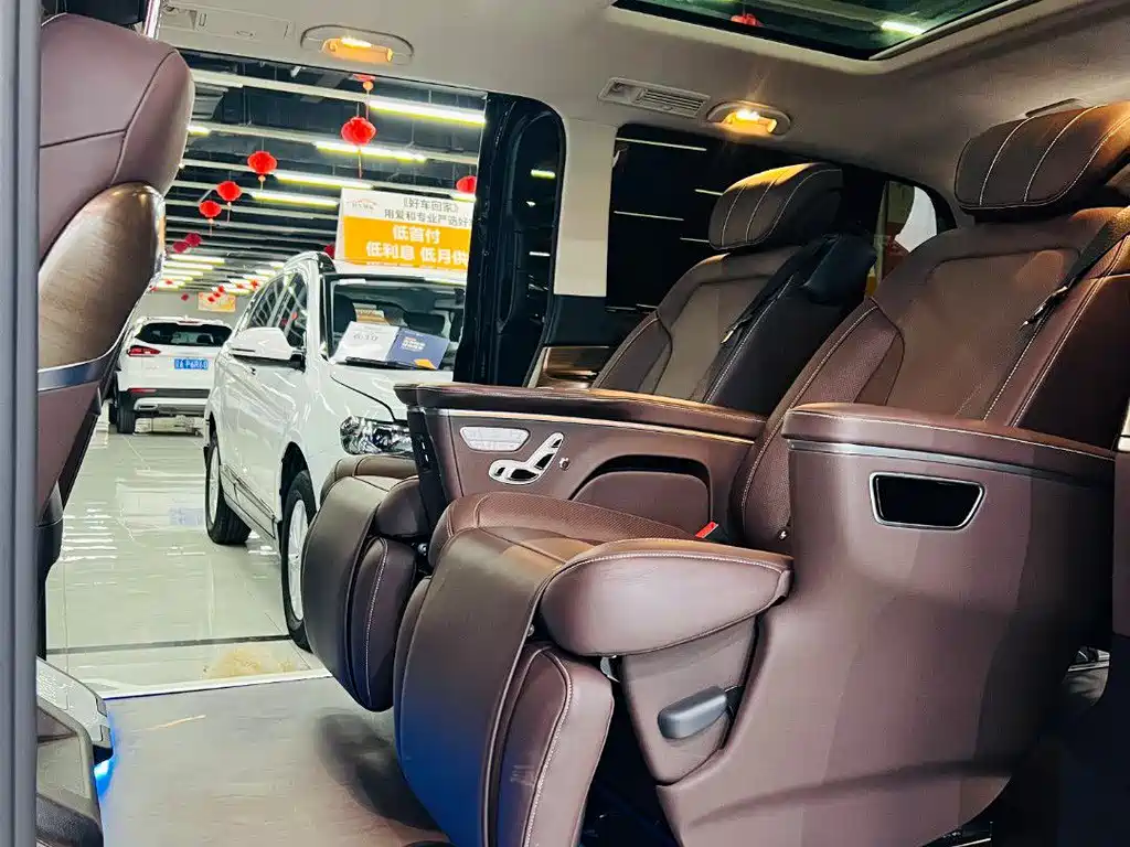 Mercedes-Benz V-Class 2023 — фото 13
