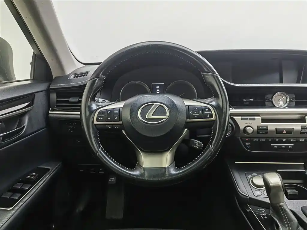 Lexus ES 2016 — фото 11