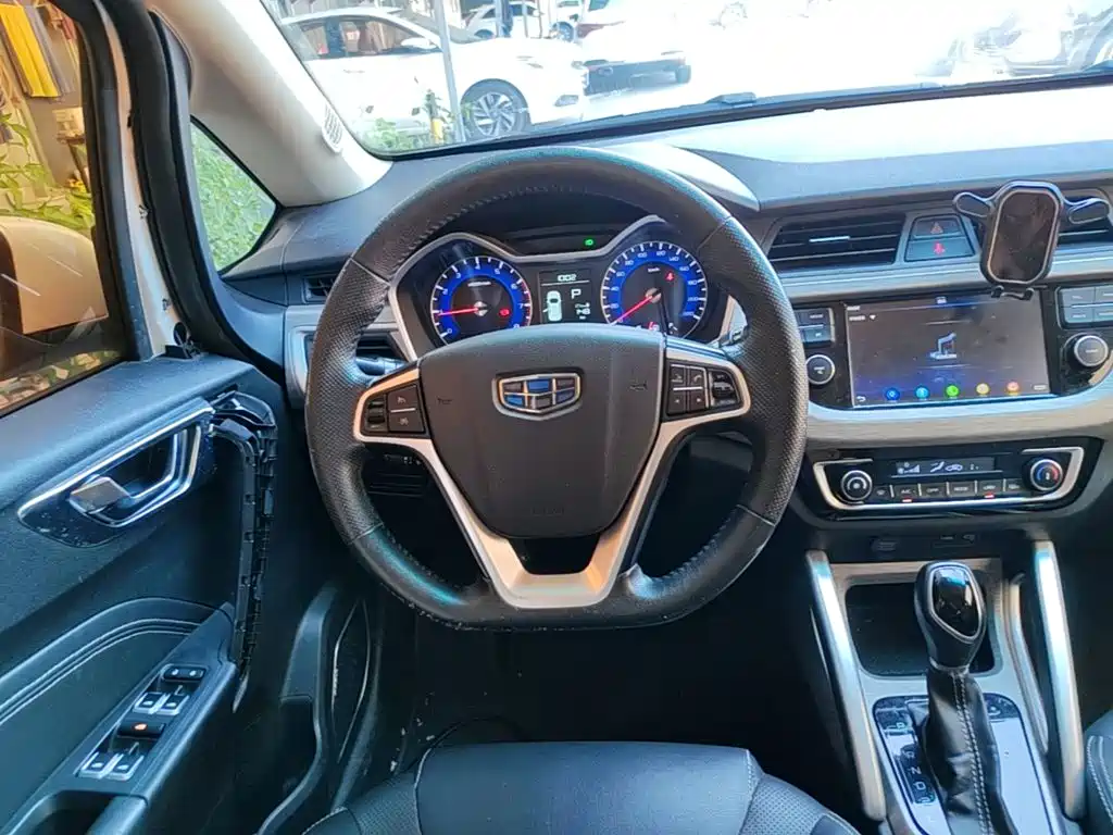 Geely Vision X3 2018 — фото 11