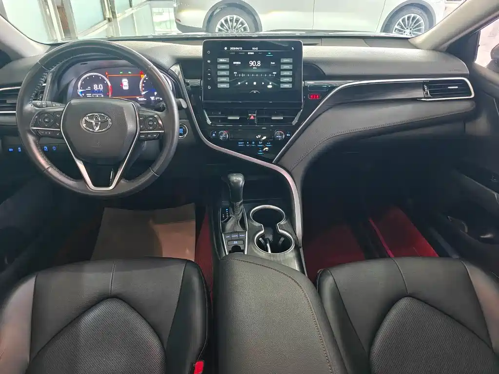 Toyota Camry 2022 — фото 8