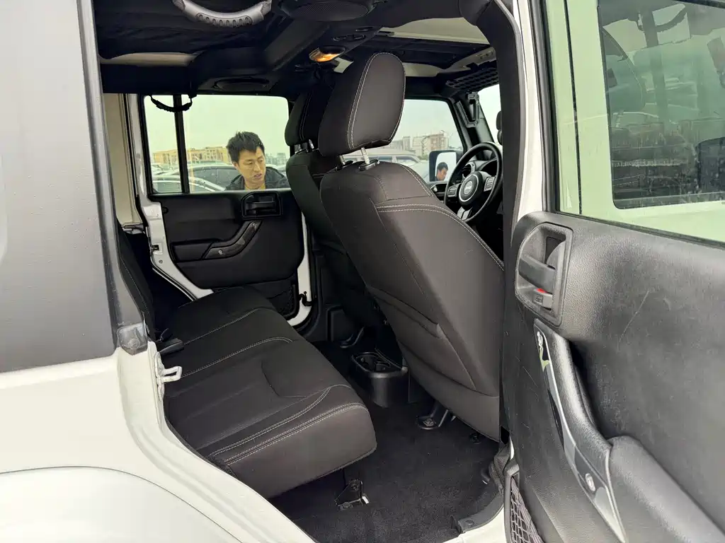 Jeep Wrangler 2014 — фото 16
