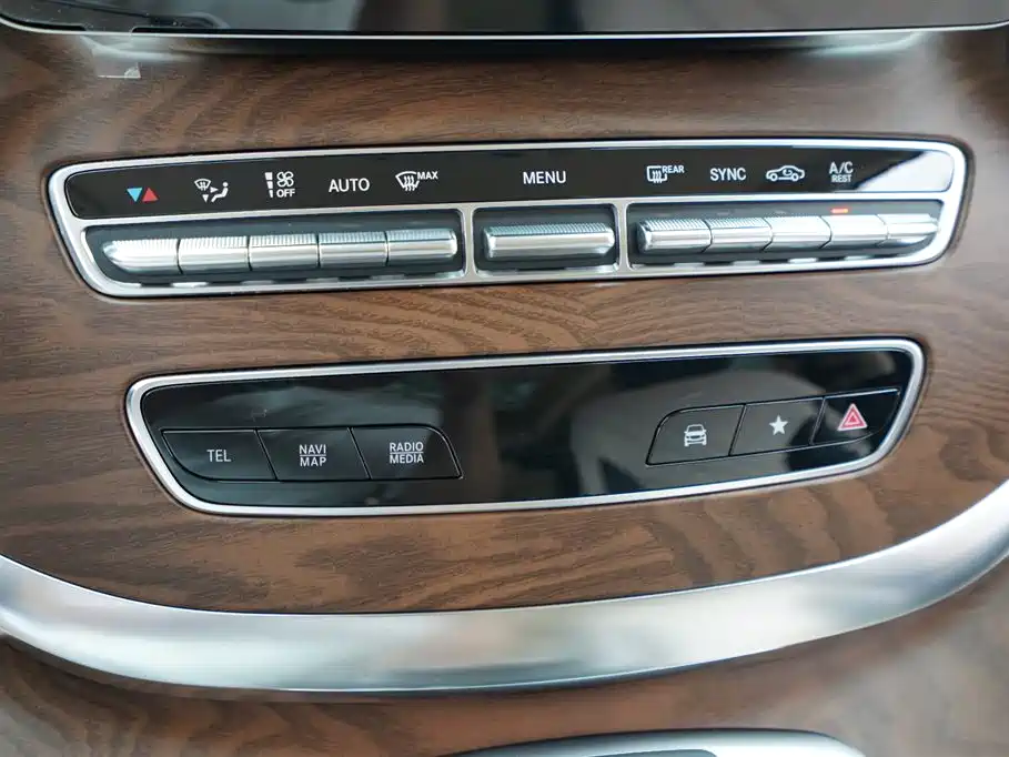 Mercedes-Benz V-Class 2023 — фото 10