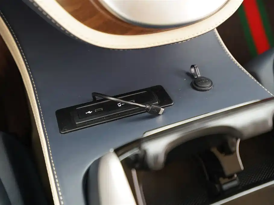 Mercedes-Benz V-Class 2023 — фото 12