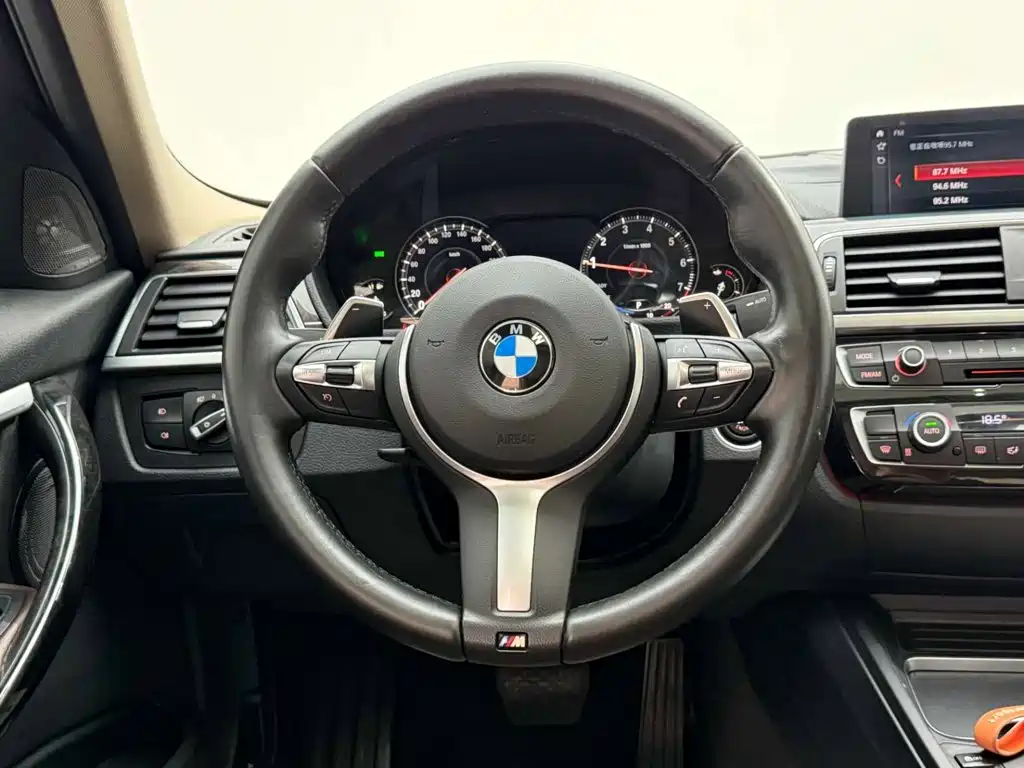 BMW 3 Series 2018 — фото 27