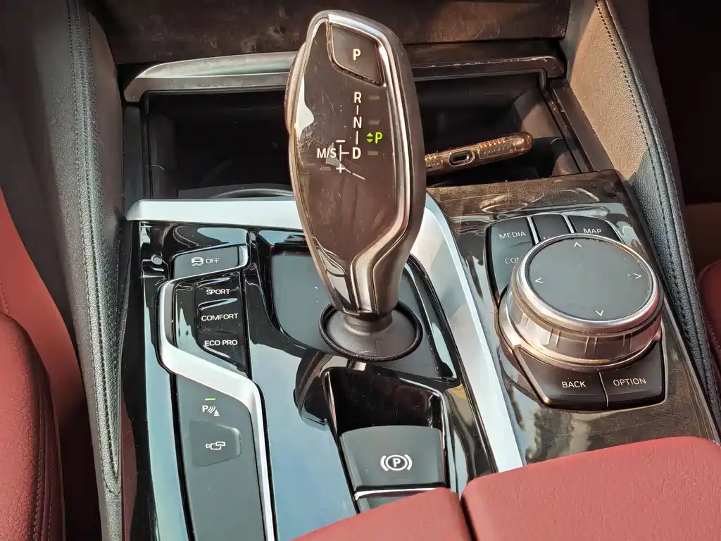 BMW 5 Series 2018 — фото 13