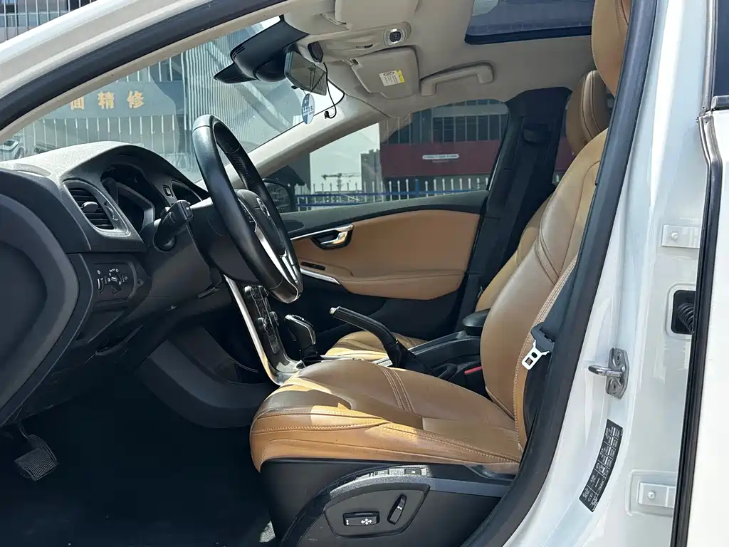 Volvo V40 2017 — фото 13