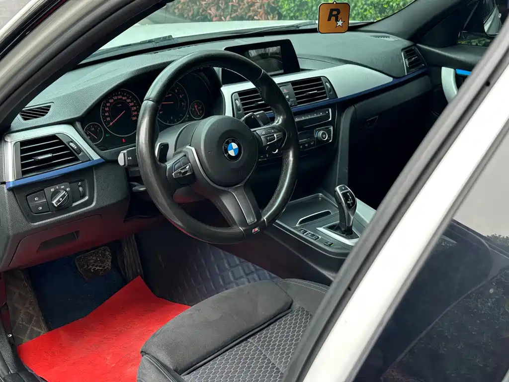 BMW 3 Series 2018 — фото 11