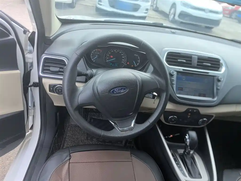 Ford Escort 2017 — фото 11