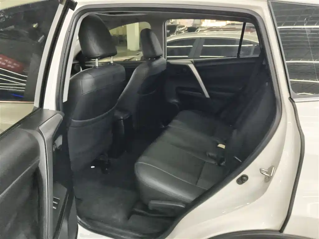 Toyota RAV4 2018 — фото 13