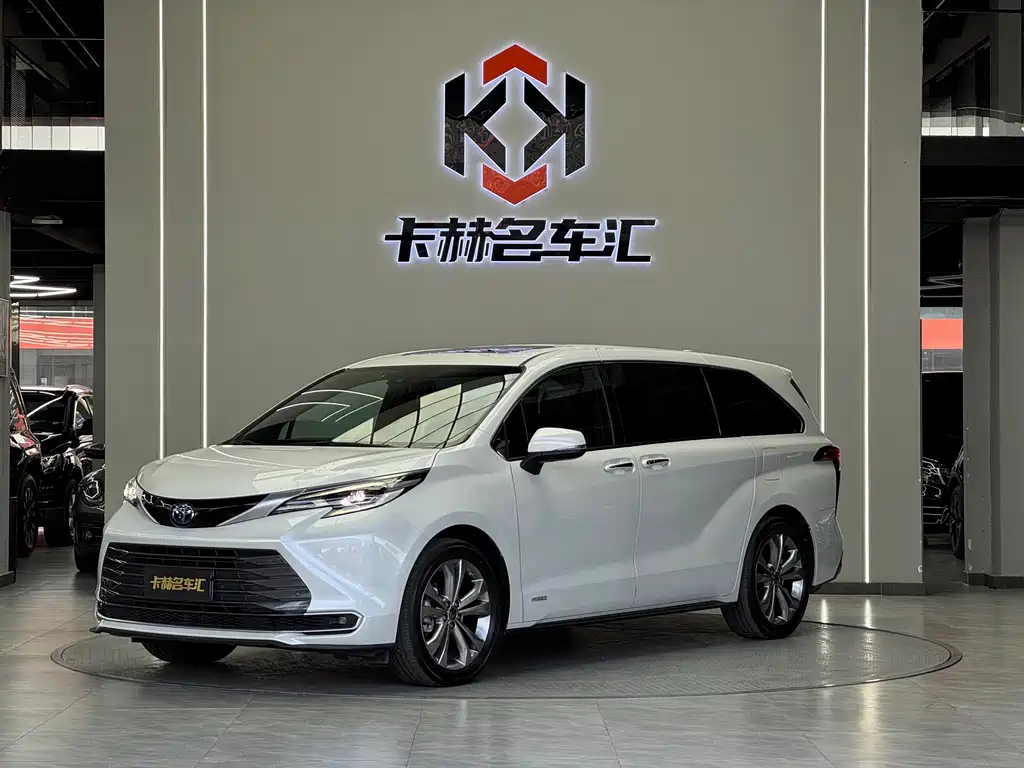Toyota Sienna 2023 — фото 1