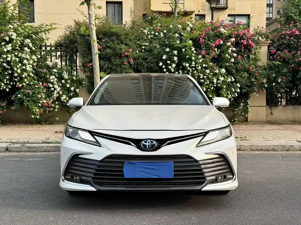 Toyota Camry 2022 — фото 2
