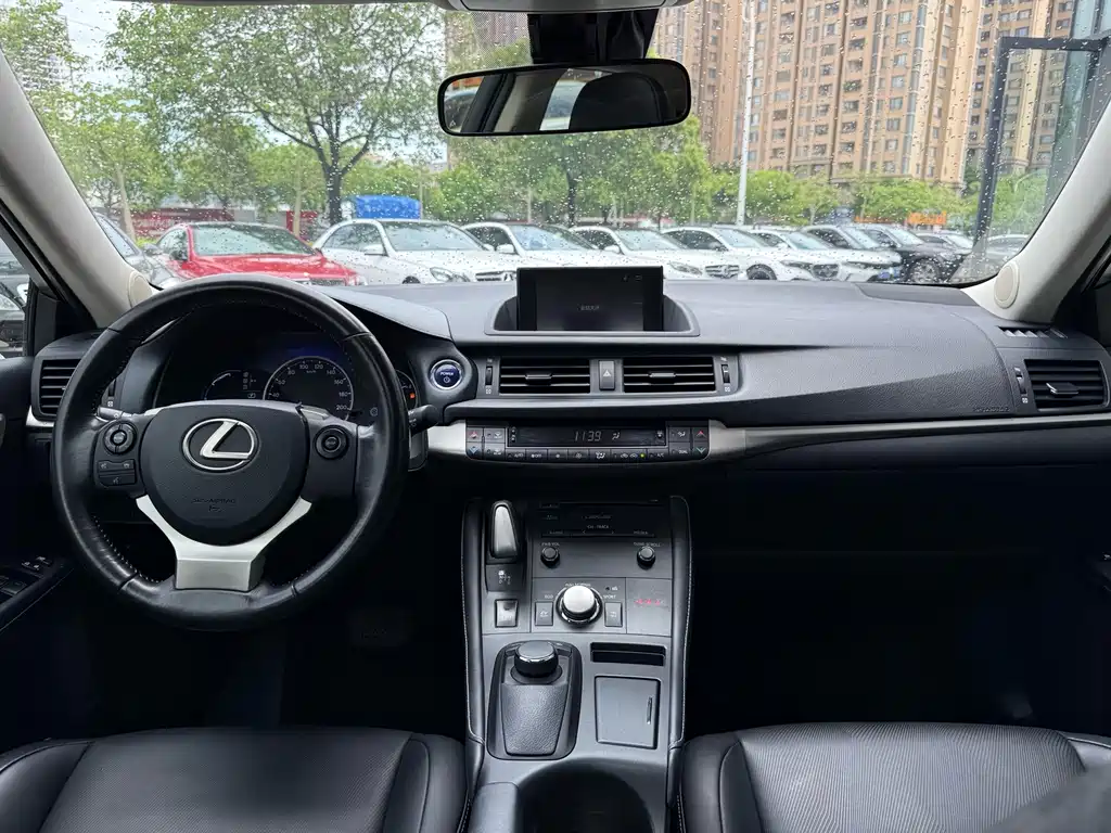 Lexus CT 2018 — фото 11