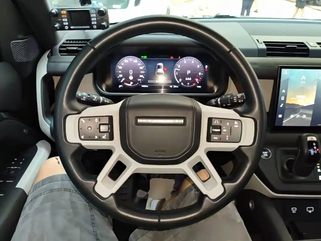 Land Rover Defender 2023 — фото 11