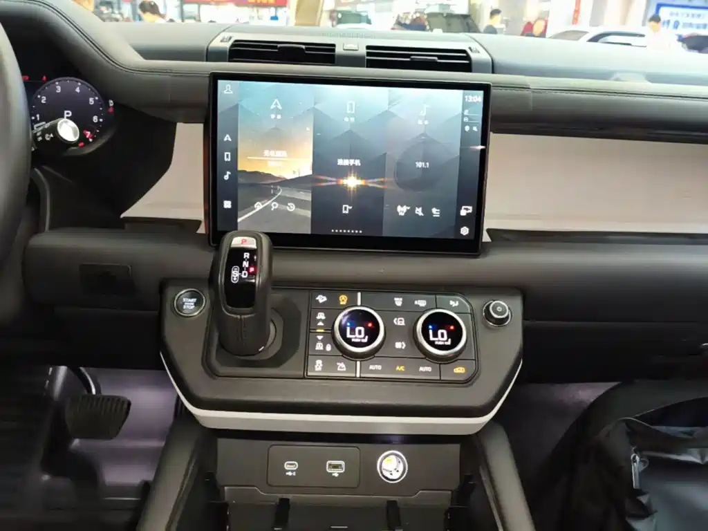 Land Rover Defender 2023 — фото 13