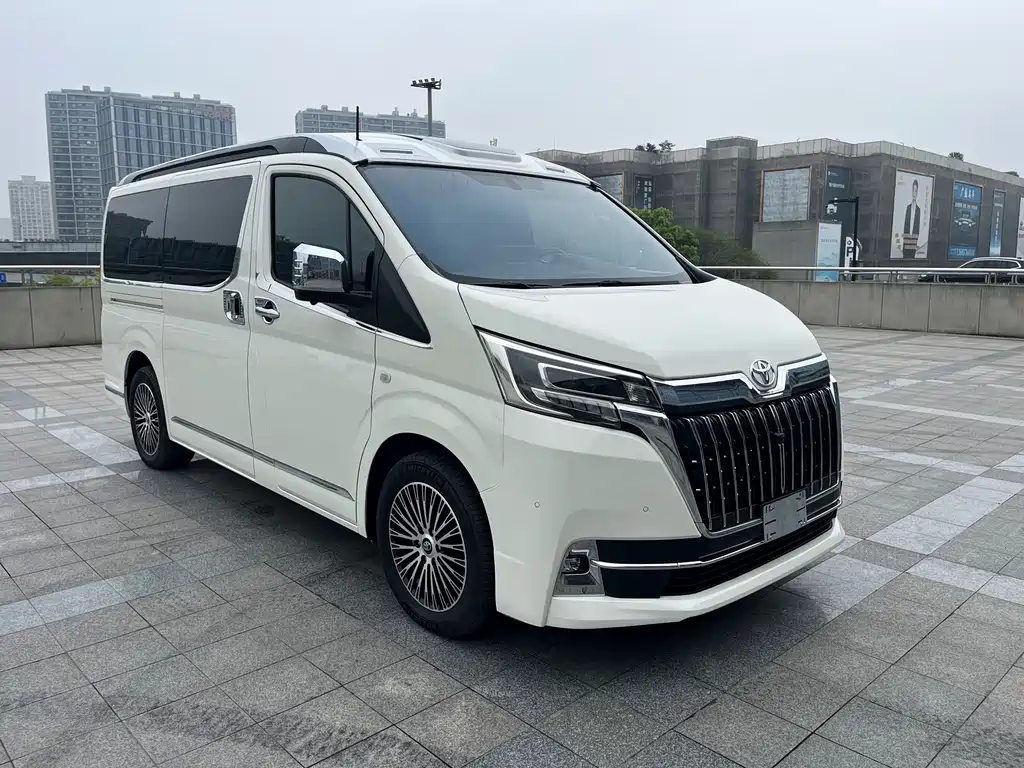 Toyota Hiace 2025 — фото 3