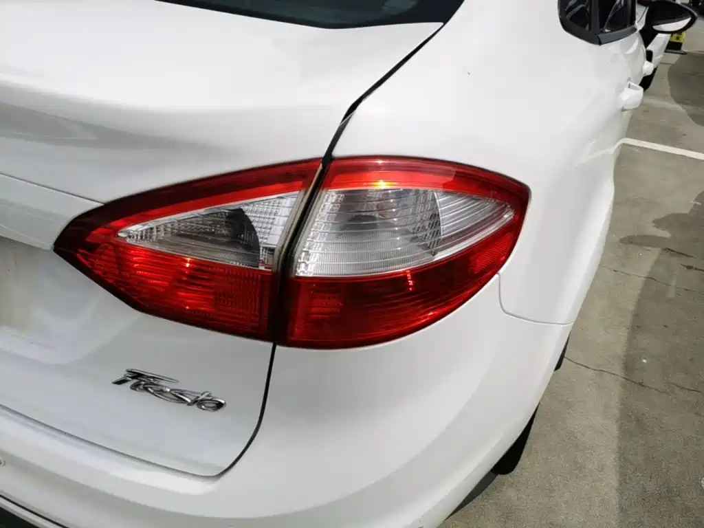 Ford Fiesta 2015 — фото 8