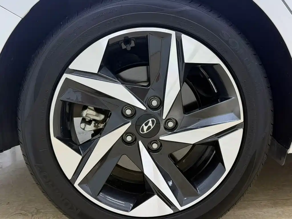 Hyundai Elantra 2023 — фото 24
