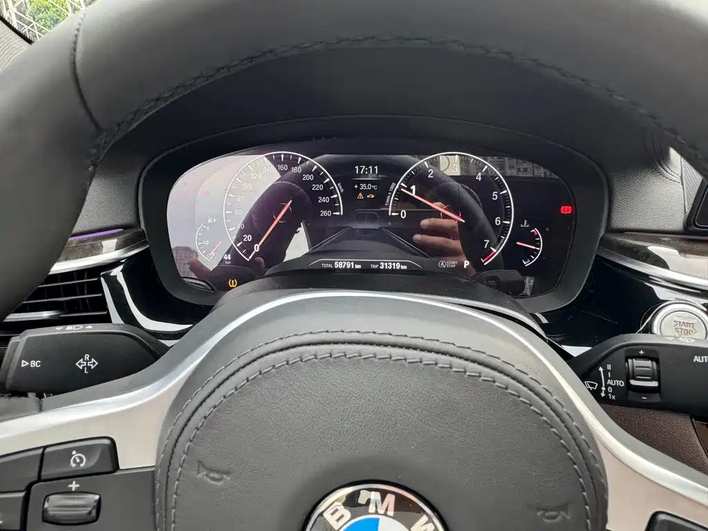 BMW 5 Series 2019 — фото 11