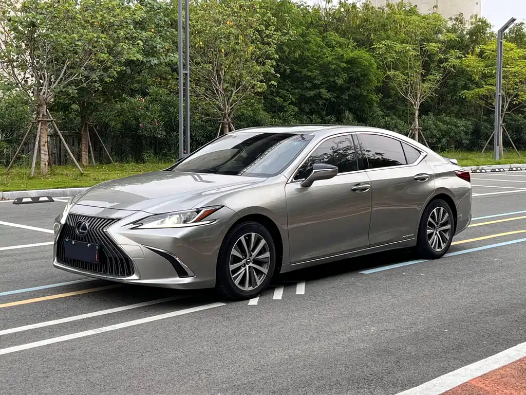 Lexus ES 2019 — фото 1