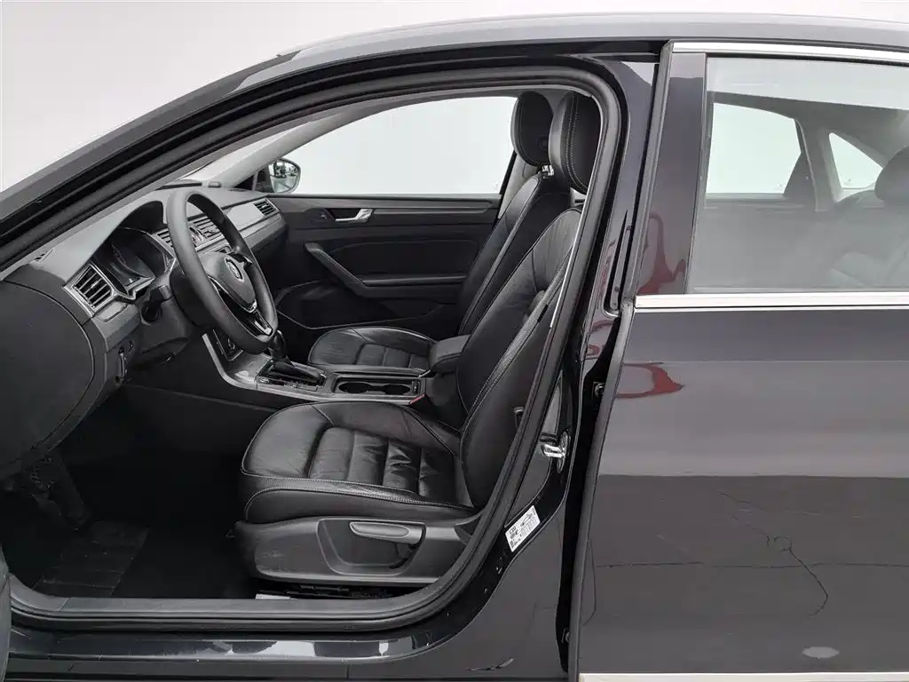 Volkswagen Passat 2017 — фото 10