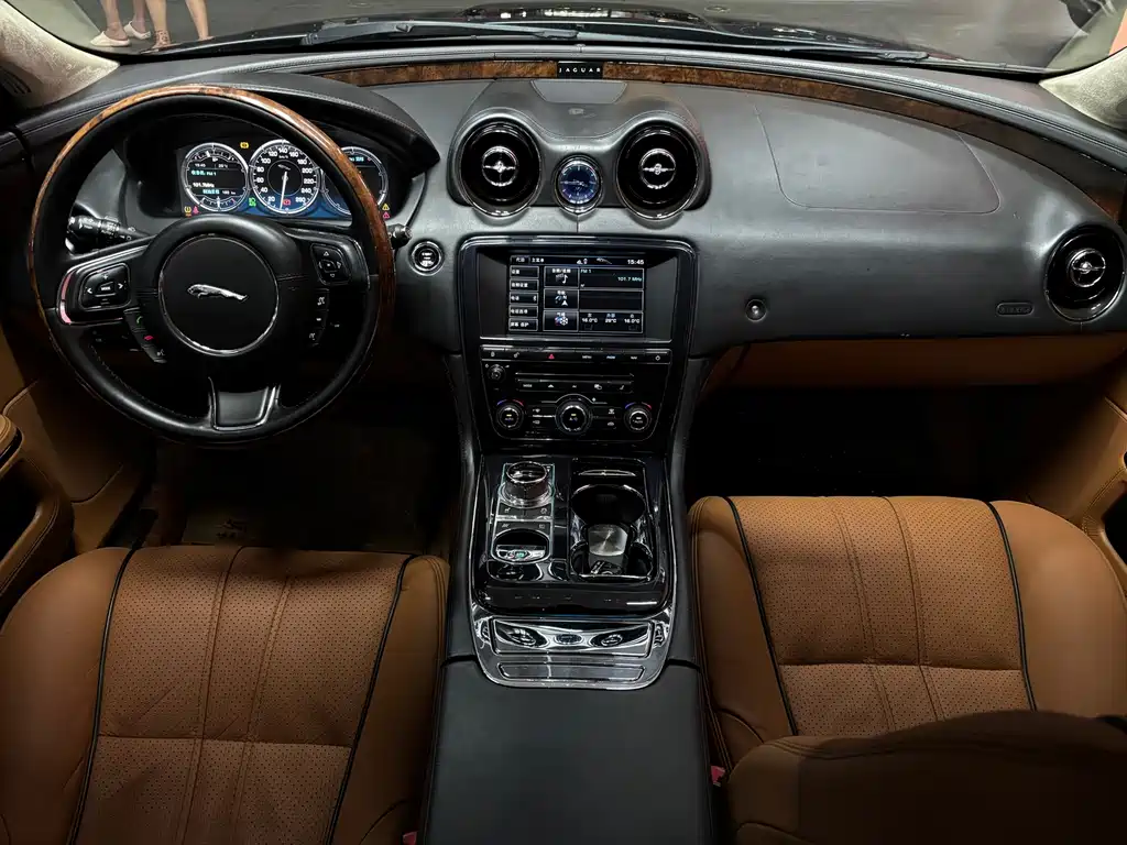 Jaguar XJ 2012 — фото 11