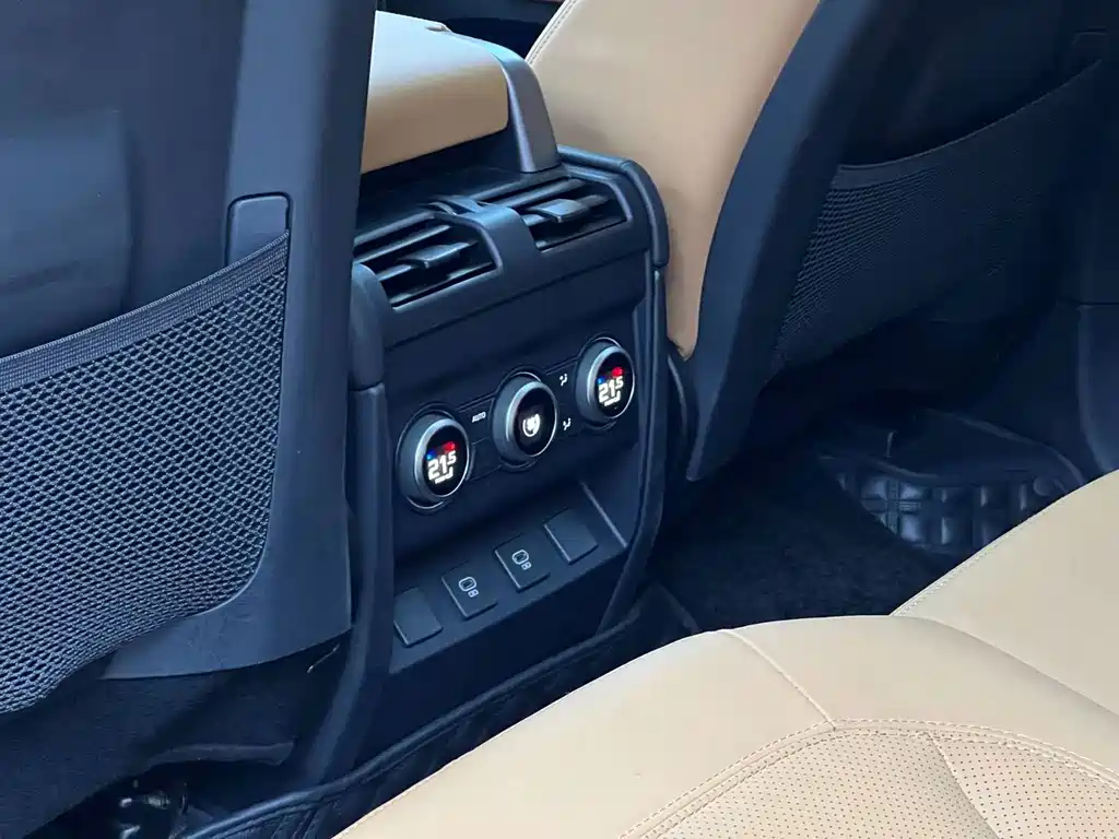 Land Rover Defender 2023 — фото 10