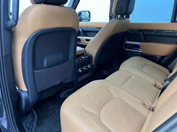Land Rover Defender 2023