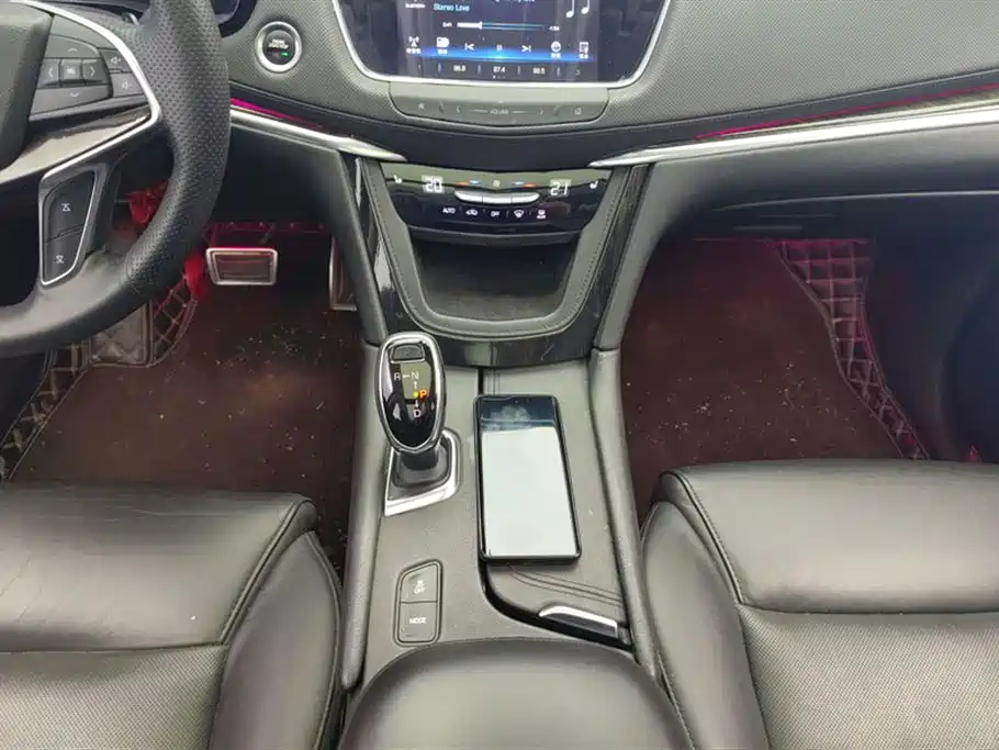 Cadillac XT5 2017 — фото 16