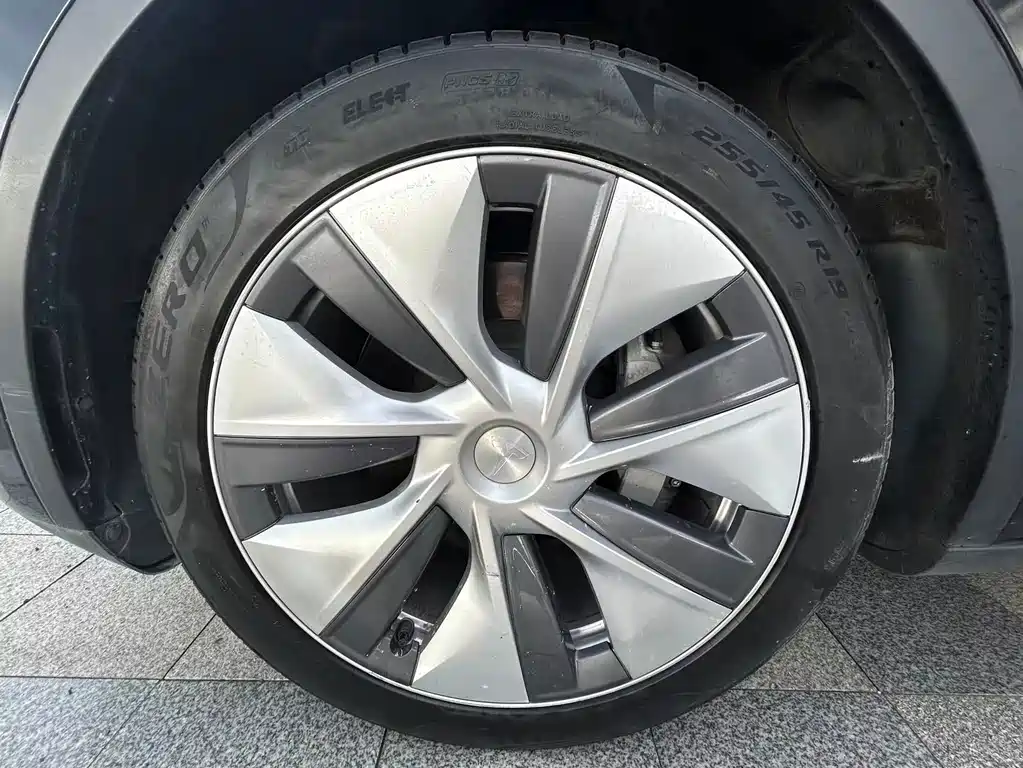 Tesla Model Y 2023 — фото 14