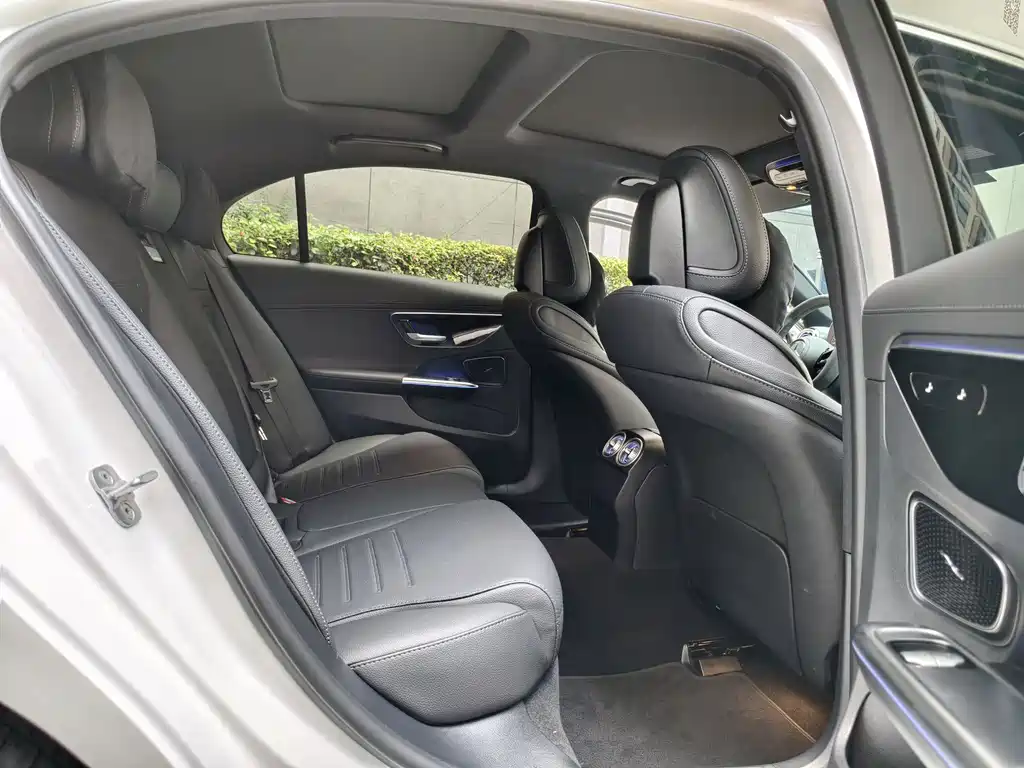 Mercedes-Benz C-Class 2025 — фото 11