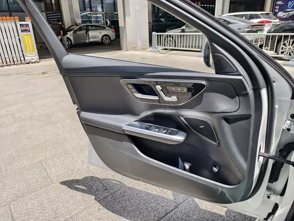 Mercedes-Benz C-Class 2025 — фото 8