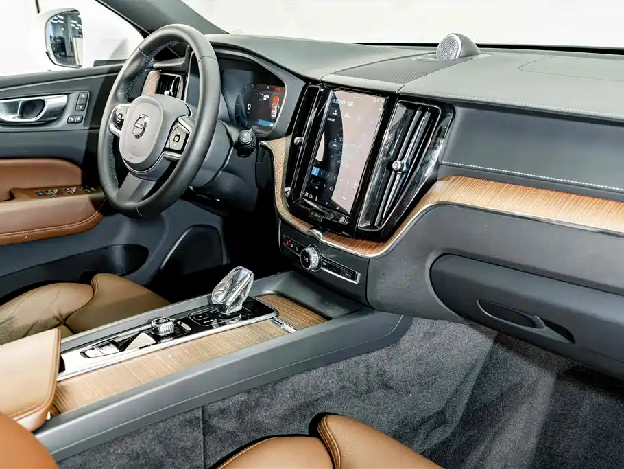 Volvo XC60 2023 — фото 17