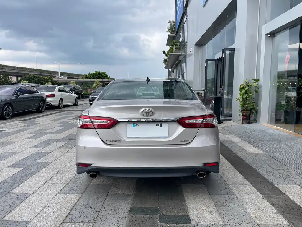 Toyota Camry 2019 — фото 16